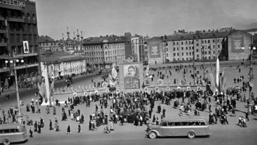 На Пушкинской площади в день военного парада 1 мая 1945 г. Фото М. А. Трахмана. Главархив Москвы