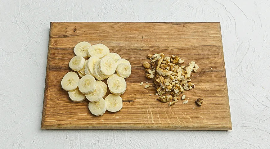 Бананы в карамели с орехами