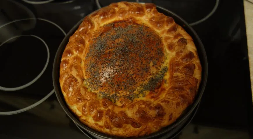 Пирог с начинкой из гусиной грудки и квашеной капусты
