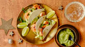 Тако с креветками, авокадо и беконом