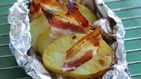 Картофель с беконом и чесноком в фольге