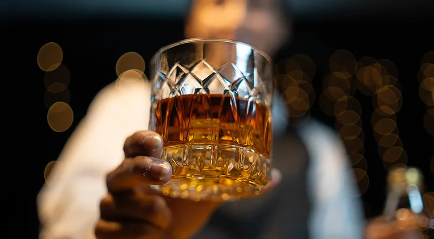 Качественный бурбон должен быть прозрачным, без осадка и помутнений