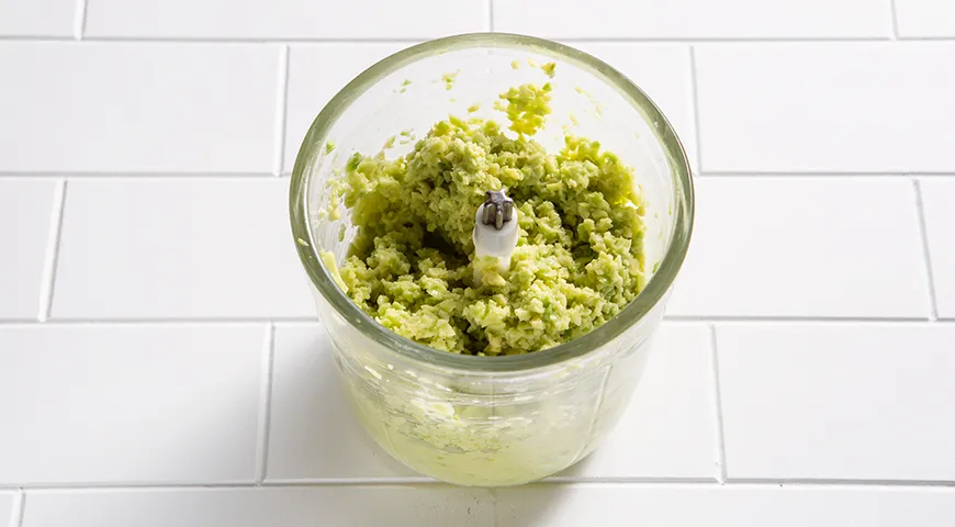 Канапе с творожным сыром, авокадо, красной рыбой и икрой