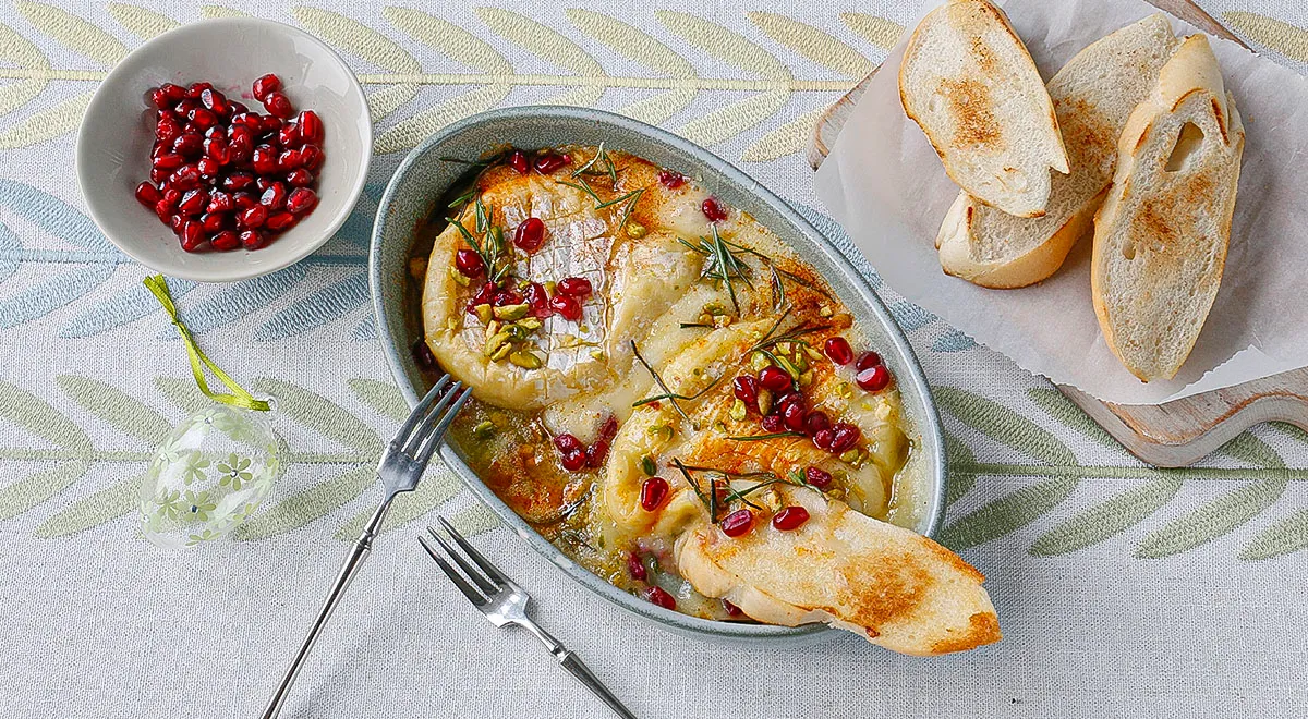 Рецепт запеченного сыра бри с гранатом и гренками