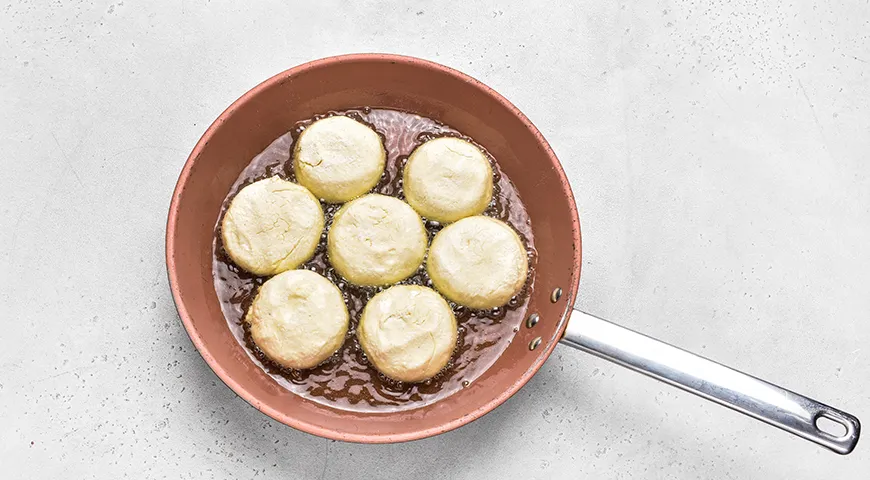 Пышные сырники на сковороде