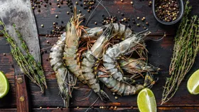 Сгущенка и васаби: шеф-повар Емельяненко придумал неожиданный соус к креветкам