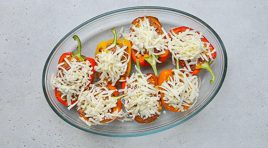 Перцы, фаршированные киноа, кукурузой и фасолью