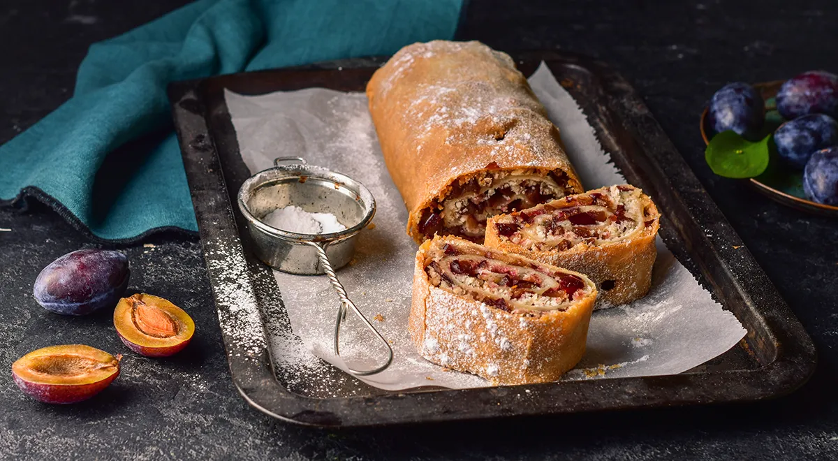 Рецепт штруделя со сливой с добавлением сухарей