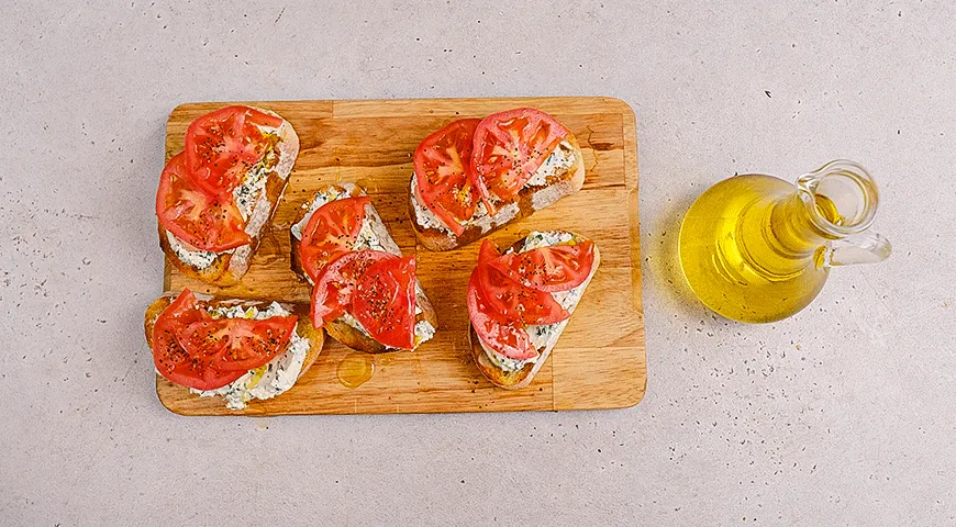 Брускетта с розовыми томатами