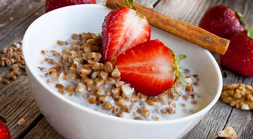 Гречневая каша на молоке с клубникой