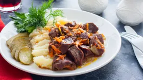 Тушенное говяжье сердце с луком и сметаной