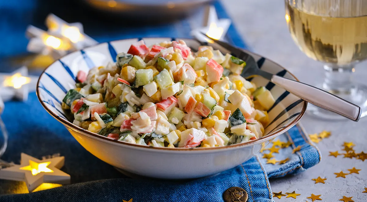 Крабовый салат с капустой, кукурузой и яйцами