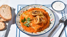 Голубцы овощные в морковном соусе