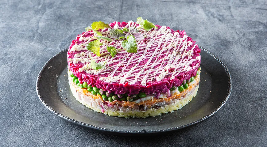 Селедка под шубой с зеленым горошком