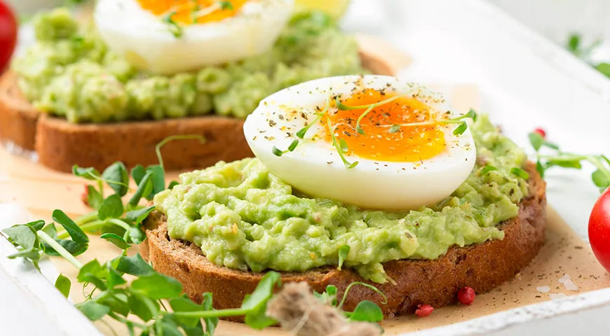 Тост с муссом из авокадо и яйцом всмятку