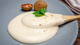 Белые соусы: 10 проверенных рецептов для мяса, рыбы, овощей и пасты