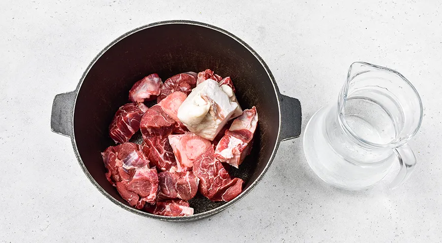 Шурпа в казане на костре