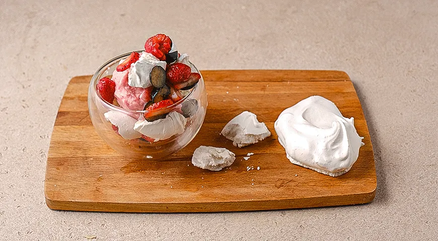 Итон месс с ягодами и мороженым