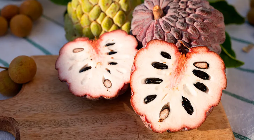 Мякоть черимойи по вкусу напоминает заварной крем