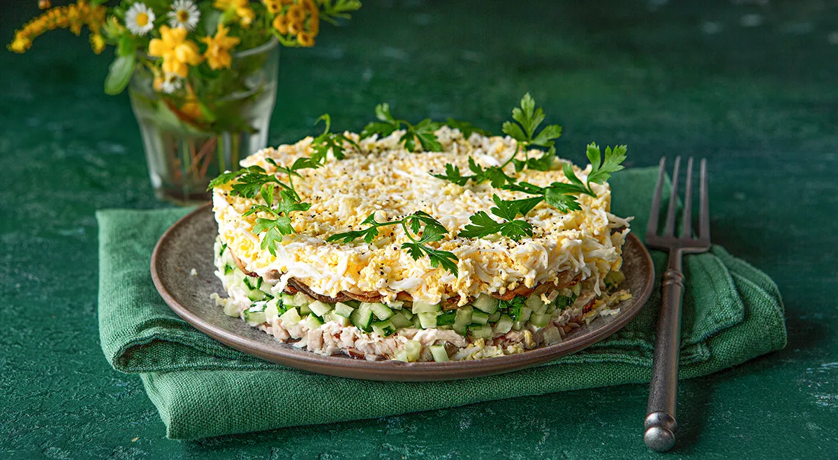 Салат с копченой курицей и жареными грибами шампиньонами