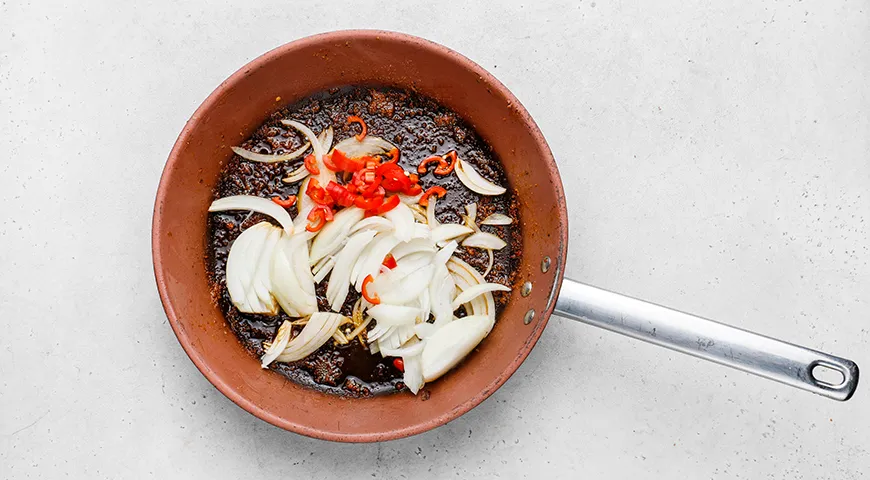 Курица по-мексикански на сковороде