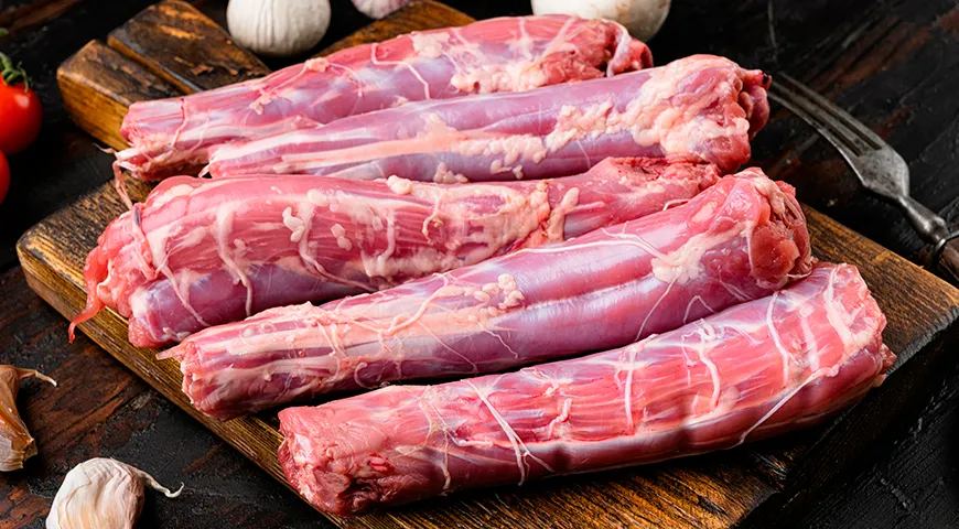 При покупке ищите шеи с равномерным розовым цветом мяса, белыми хрящами и блестящей, но не липкой кожей.