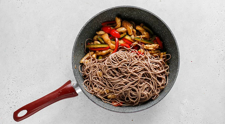 Гречневая лапша с курицей и овощами