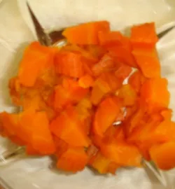Шаг 4  Морковь очистить, порезать кубиками размером 1 см.