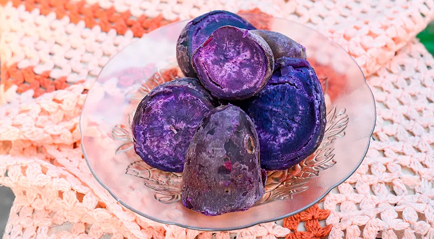 Фиолетовый картофель готовится так же, как и обычный, зато на тарелке смотрится эффектно и небанально