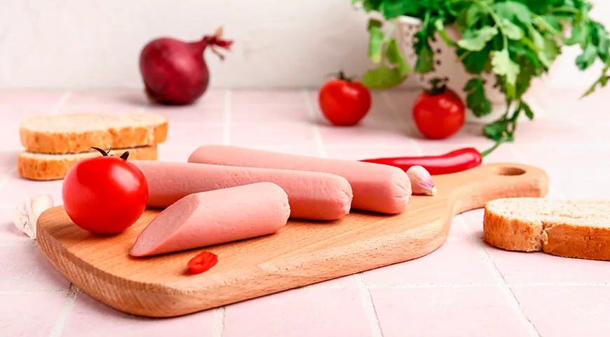 Молочные сосиски относят к категории переработанных мясных продуктов средней пищевой ценности