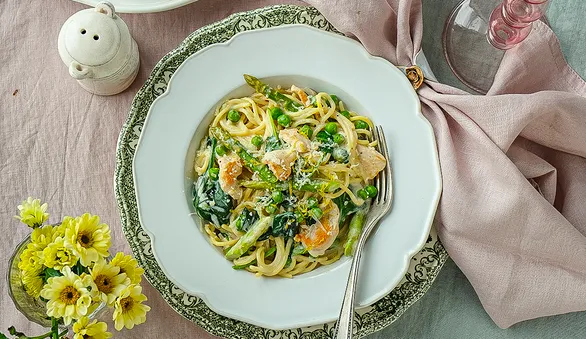 Весенние спагетти с куриной грудкой, шпинатом, спаржей и зеленым горошком