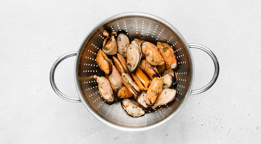 Канапе с мидиями на шпажках