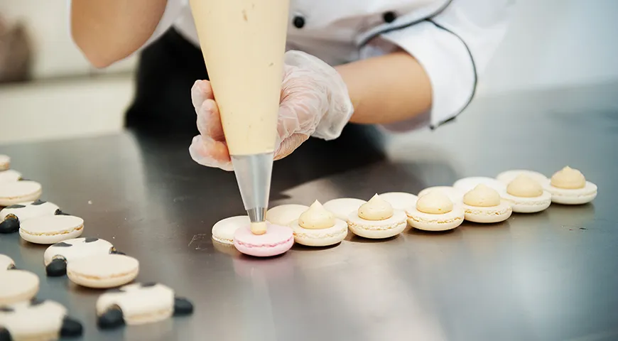 Популярные начинки для макарон — шоколадные ганаши, крем из творожного сыра или маскарпоне, а также ягодно-фруктовые курды и ореховые вкусы