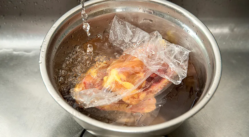 Это лучший способ быстро разморозить мясо без микроволновки с минимальной потерей качества