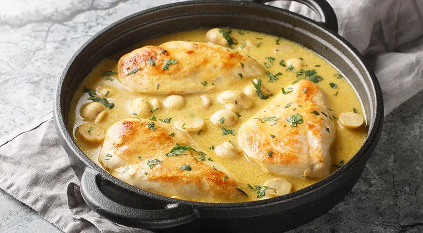 Во Франции дижонская горчица основа легендарного Poulet à la Moutarde, где курица томится в горчично-сливочном дуэте