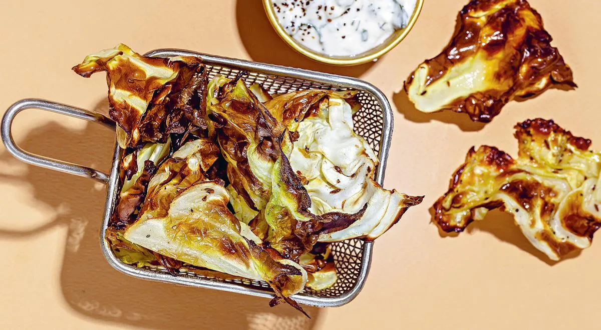 Рецепт чипсов из капусты с тмином и йогуртовым соусом