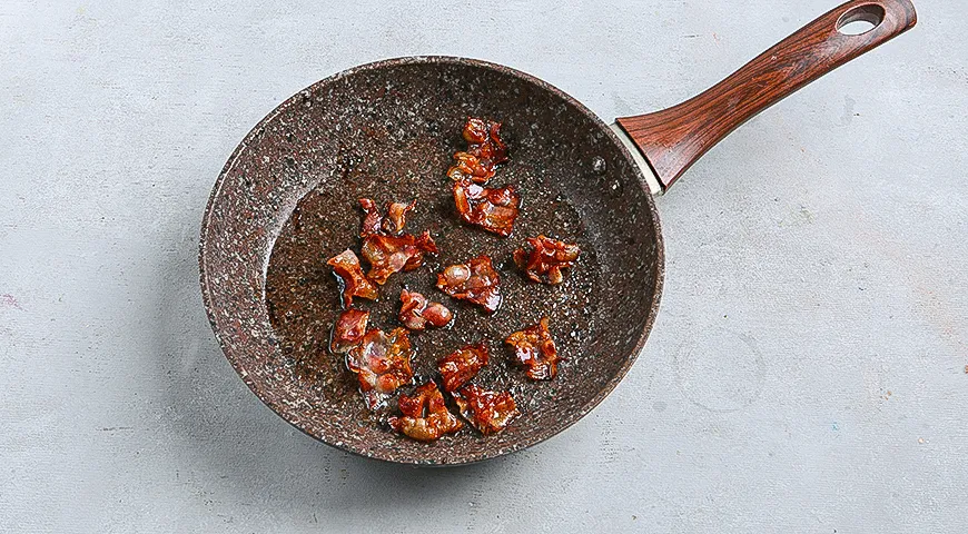 Салат айсберг с голубым сыром и беконом