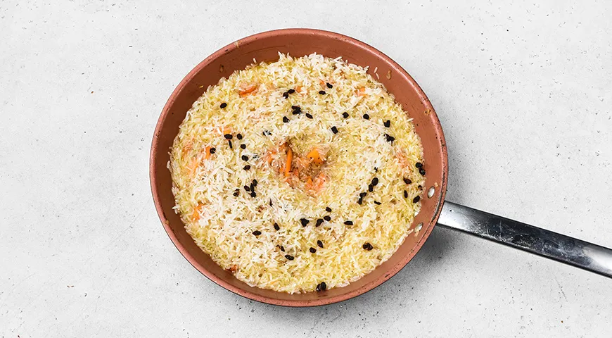 Рис с тыквой в сковороде