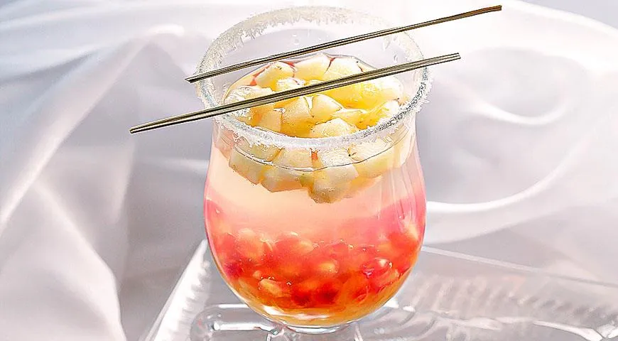 Горячий напиток с гранатом и кардамоном