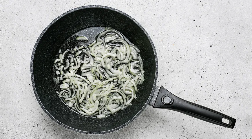 Рис с кабачками и морковью на сковороде