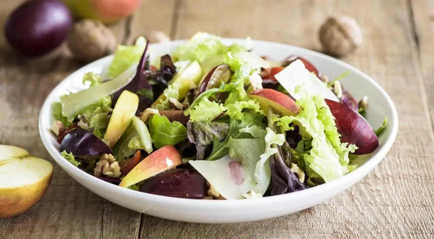 Быстрый и полезный салат из сливы, яблок и помидоров черри, без вреда для здоровья