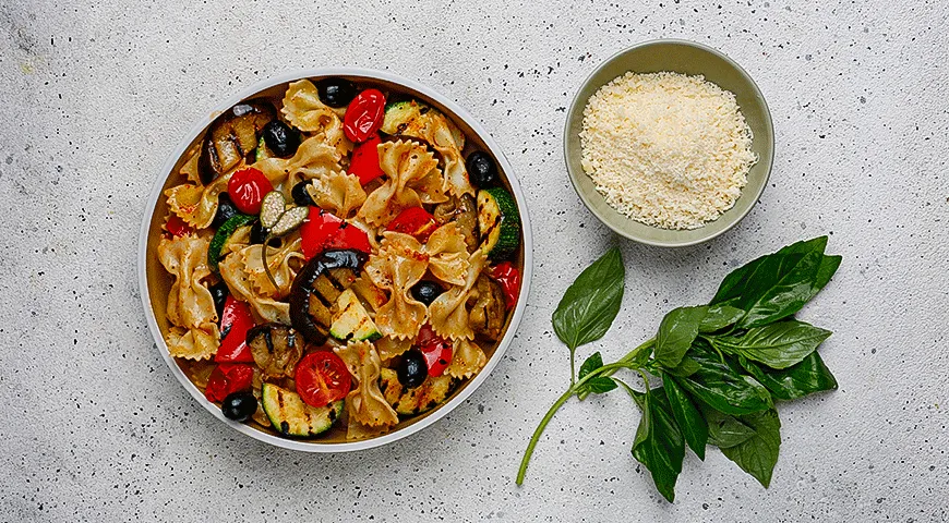 Паста с овощами гриль