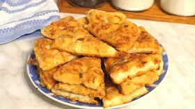 Ленивые пирожки с зеленым луком и сыром на сковороде