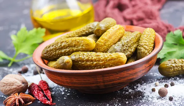 Как в 2026 году насолить вкусных хрустящих огурцов: классических, малосольных и битых. Плюс экспресс-метод засолки