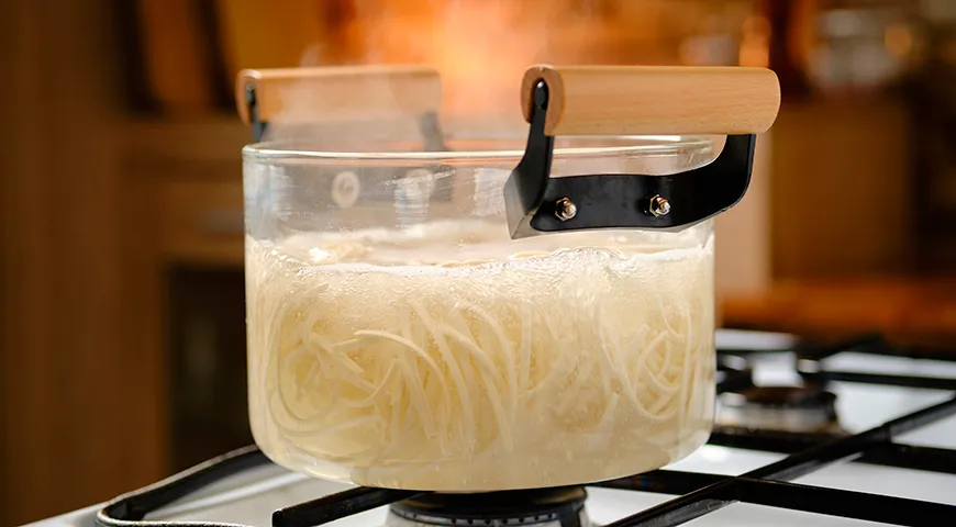 Среднее время варки для свежей лапши удон — 2–4 минуты в кипящей подсоленной воде, для сушеной — 8–12 минут