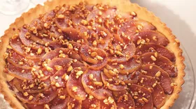 Грушевый пирог с орешками в карамели