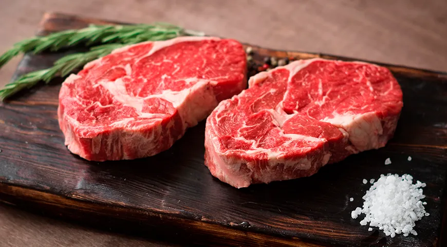 Чтобы говяжий стейк получился вкусным и сочным, достаньте его из холодильника за полчаса до готовки