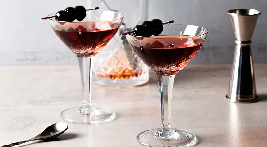 Для аперитива ароматизированные вина подают в бокале на ножке (коктейльный или бокал для вермута) с небольшим количеством льда по желанию