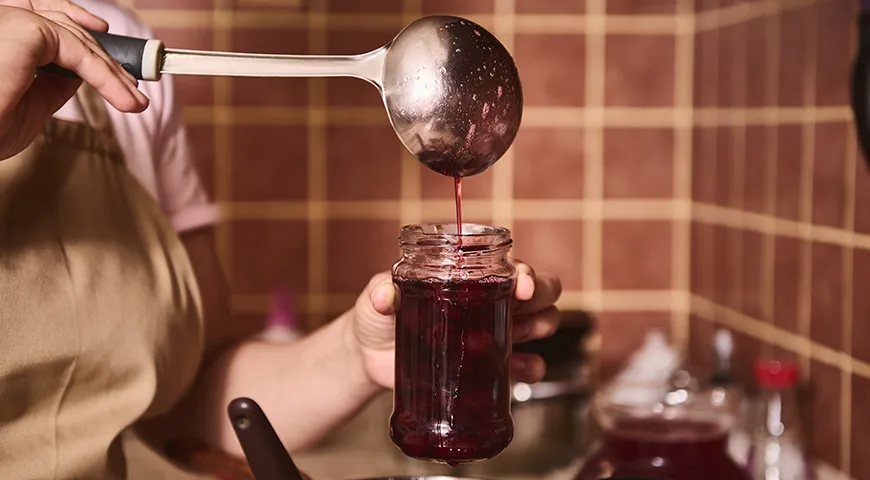 При соотношении сахара и ягод 1:1 и правильной стерилизации банок варенье можно хранить в прохладном темном месте до года