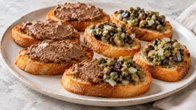 Гренки с печеночным паштетом и каперсами